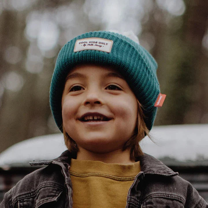 Muts block duck hello hossy groen green kindermuts met pompom beige