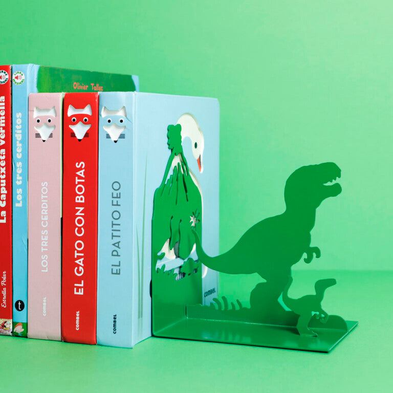 Groene Dino-boekensteun met grote en kleine dinosaurus naast een rij boeken op een groene ondergrond.