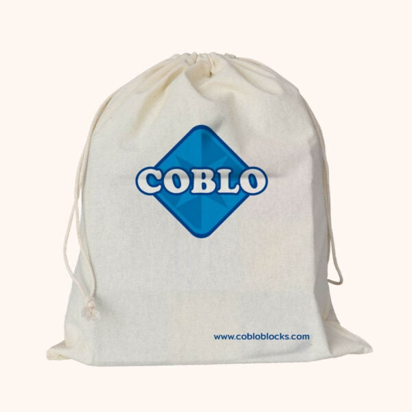 Crèmekleurige opbergzak met trekkoord en blauw Coblo-logo voor magnetische bouwblokken.