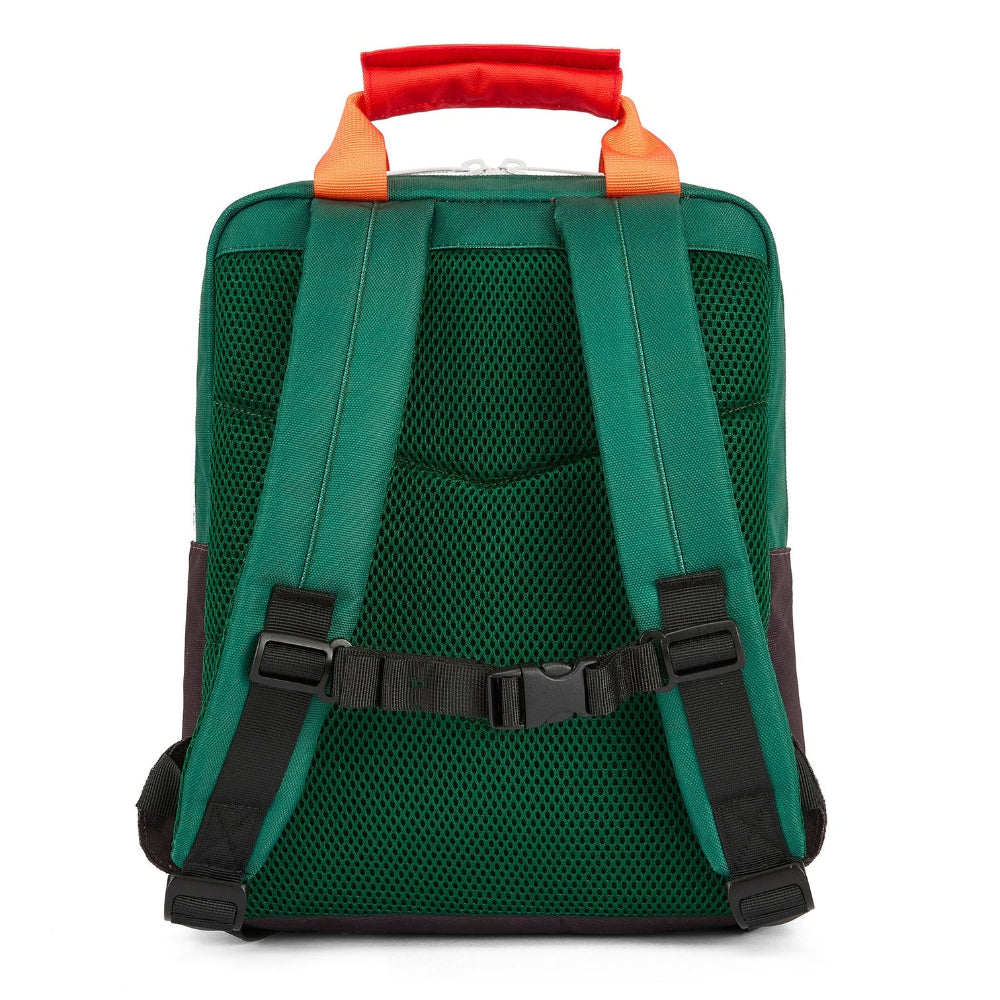 Achterkant van de Hello Hossy Mini Dark Green rugzak met groene schouderbanden, gewatteerd rugpand en borstsluiting.