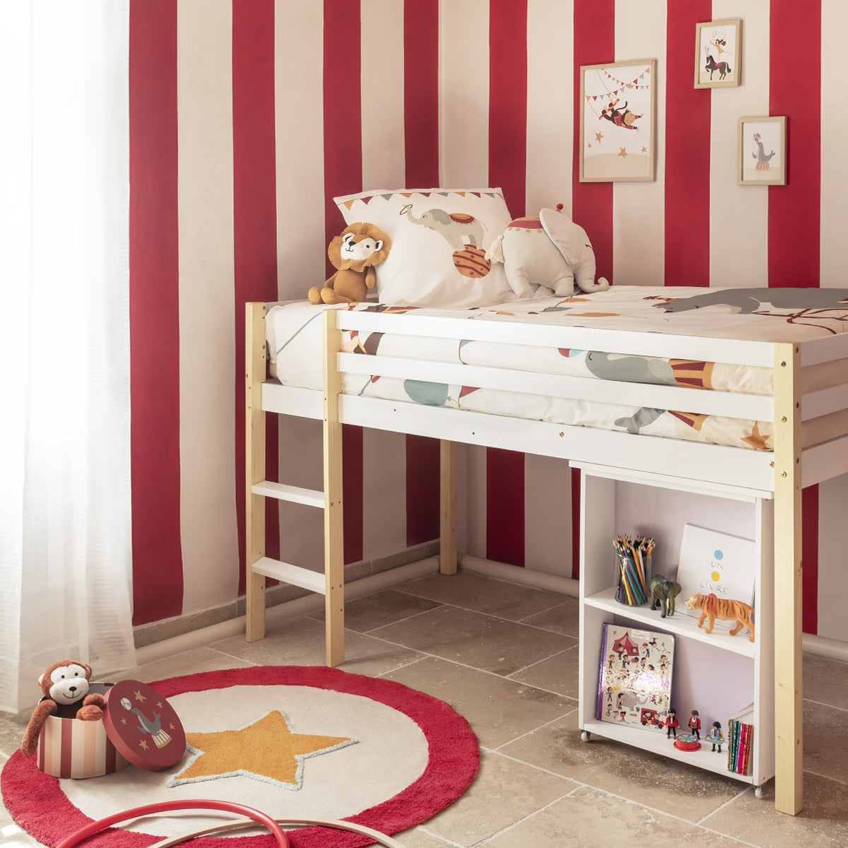Speelmat Circus met rode rand en gele ster op de vloer naast een hoogslaper in een kinderkamer met gestreepte muren.
