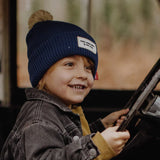 muts block night hello hossy kindermuts blauw donkerblauw met beige pompom