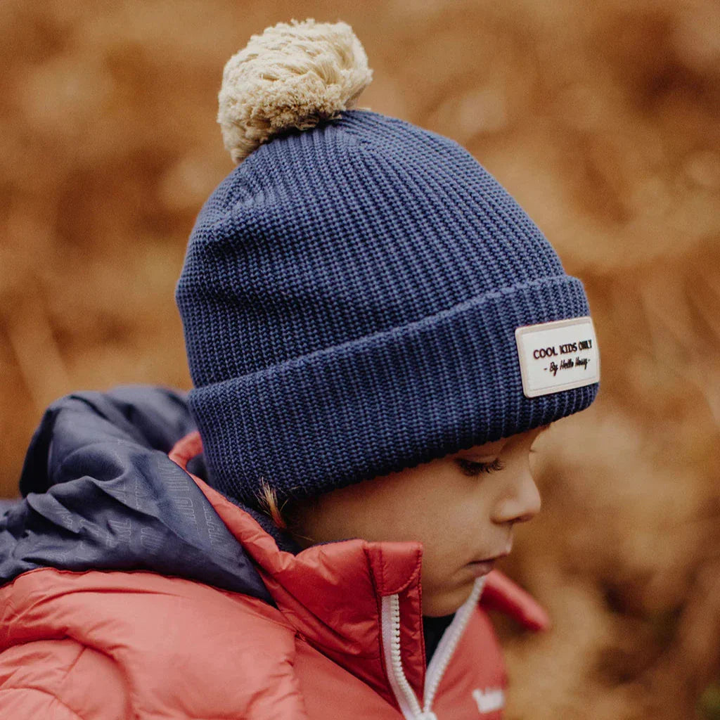muts block night hello hossy kindermuts blauw donkerblauw met beige pompom