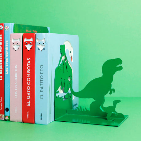Groene Dino-boekensteun met grote en kleine dinosaurus naast een rij boeken op een groene ondergrond.