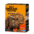Oranje verpakking van Graaf Je Dino Op Triceratops met een grote triceratops op de voorkant.