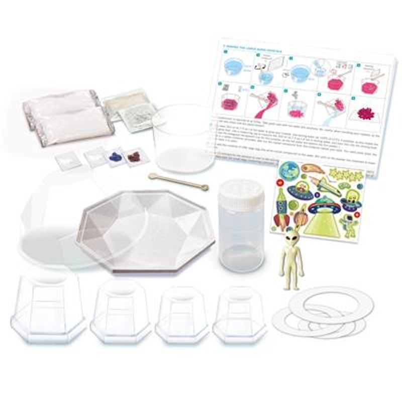 Inhoud van de kristalkweekset met terrariumonderdelen, kweekbakjes, zakjes, alien, ruimtestickers en instructies.