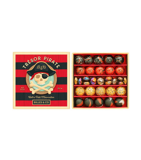 Pirate Treasure-knikkers in rood, zwart en goud, gesorteerd in een open doos naast het deksel met piratenschedel.