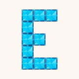 Blauwe vierkante magnetische bouwblokken van Coblo vormen de letter E.
