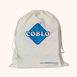 Lichtgekleurde opbergzak met trekkoord en een blauw Coblo-logo op de voorkant.