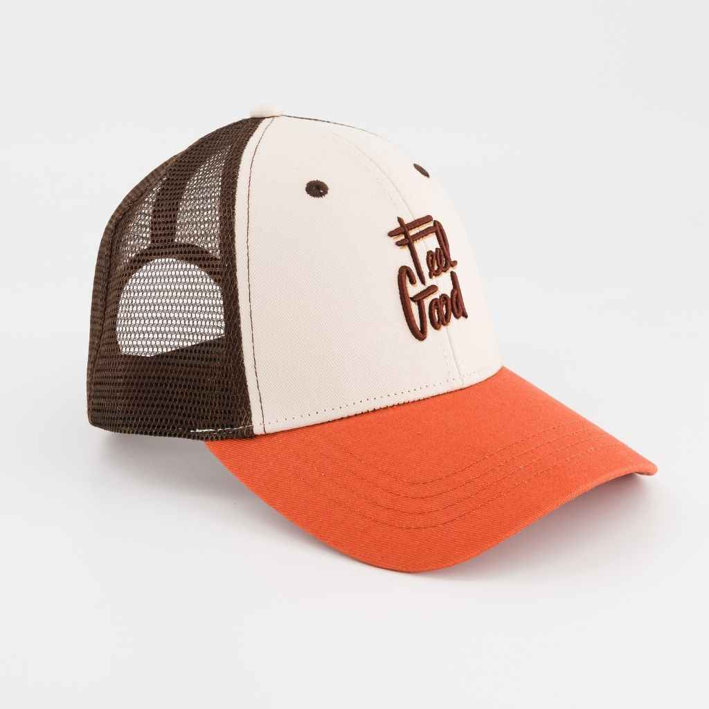 Pet Feel Good schuin van voren, met bruin borduursel op de off-white voorkant, roestkleurige klep en bruine mesh.