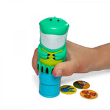Hand houdt de groene dinosaurus-stickerstempel vast naast drie ronde stickers met dinosaurusmotieven.